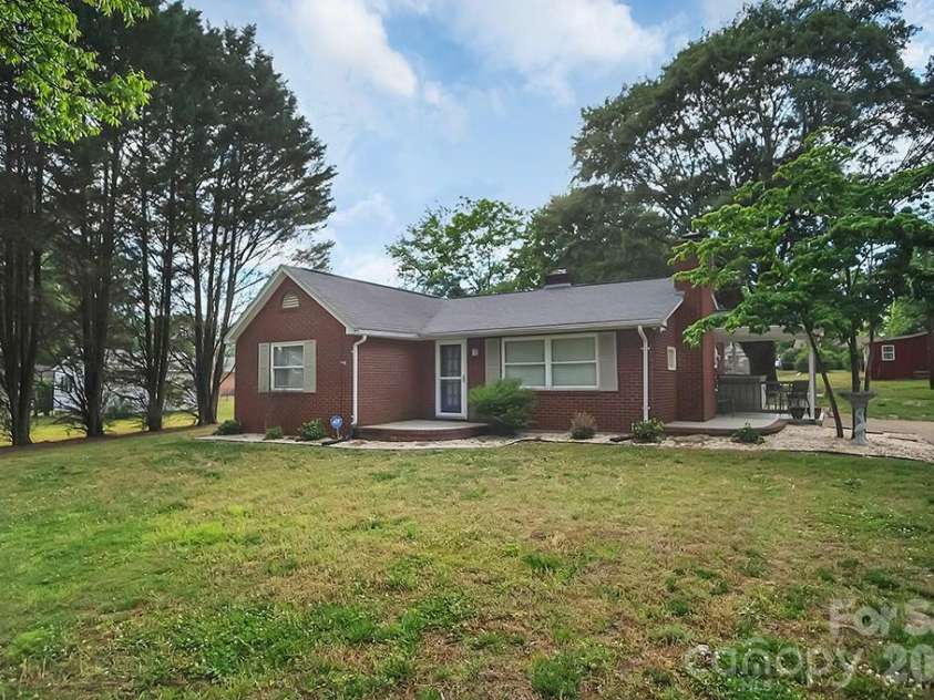 1305 Markway Street, Shelby, NC 28150.  MLS# CAR4379303, YatesRealty ID 20171. 