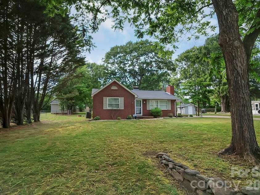 1305 Markway Street, Shelby, NC 28150.  MLS# CAR4379303, YatesRealty ID 20171. 