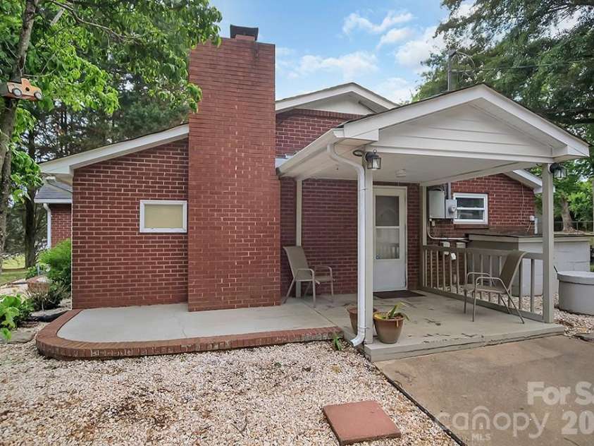 1305 Markway Street, Shelby, NC 28150.  MLS# CAR4379303, YatesRealty ID 20171. 