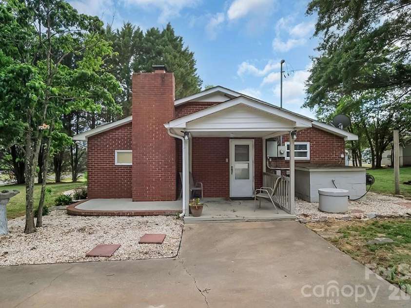 1305 Markway Street, Shelby, NC 28150.  MLS# CAR4379303, YatesRealty ID 20171. 