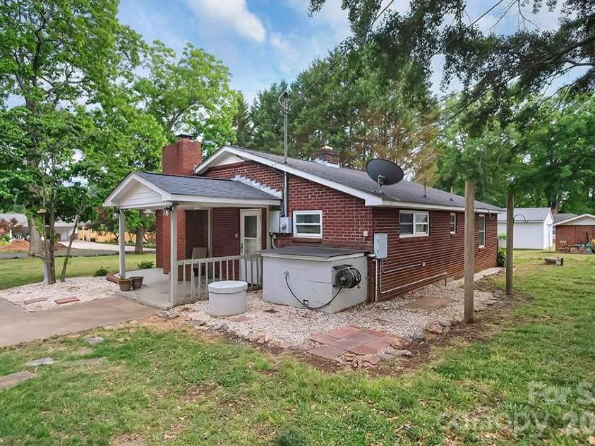 1305 Markway Street, Shelby, NC 28150.  MLS# CAR4379303, YatesRealty ID 20171. 