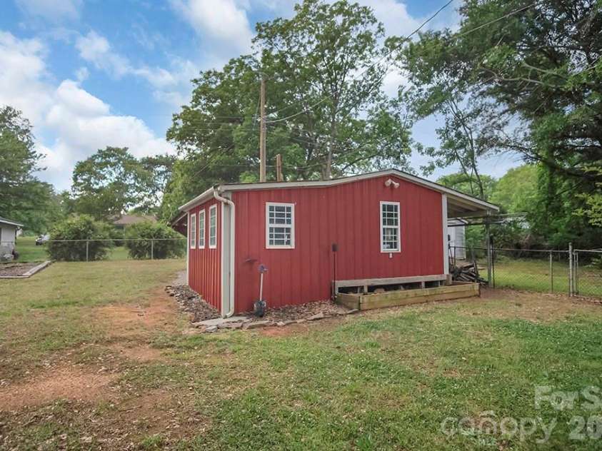 1305 Markway Street, Shelby, NC 28150.  MLS# CAR4379303, YatesRealty ID 20171. 