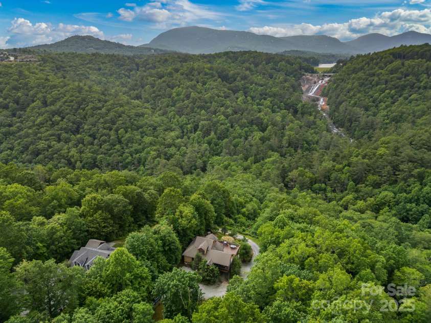300 Falls View Drive, Lake Toxaway, NC 28774.  MLS# CAR4311504, YatesRealty ID 20171. 