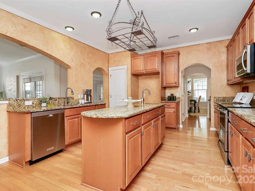 14904 Rosemary Way Drive, Huntersville, NC 28078.  MLS# CAR4266455, YatesRealty ID 20172. Center island with prep sink