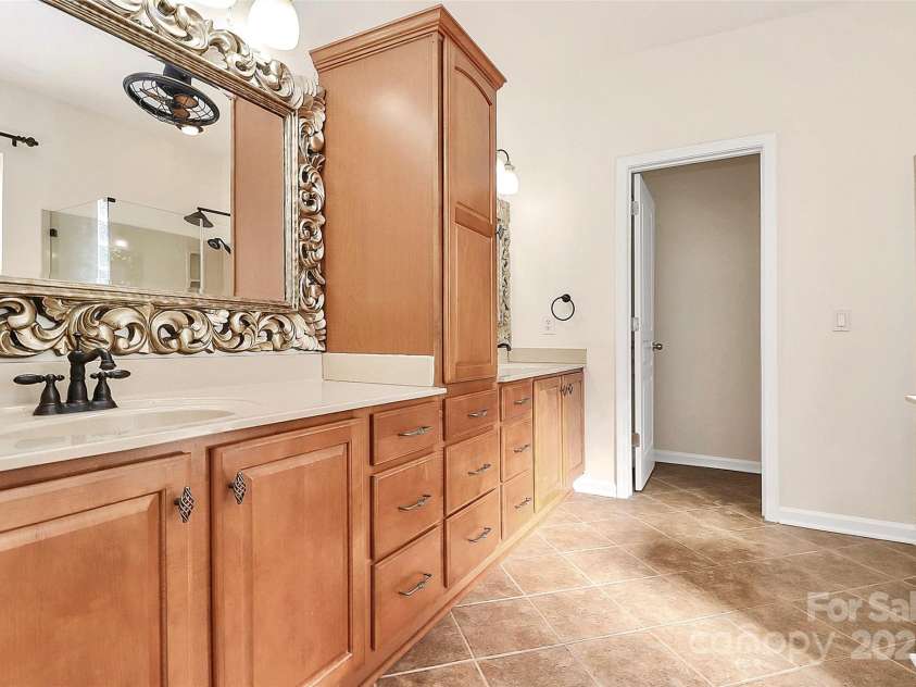 14904 Rosemary Way Drive, Huntersville, NC 28078.  MLS# CAR4266455, YatesRealty ID 20172. Large primary bathroom