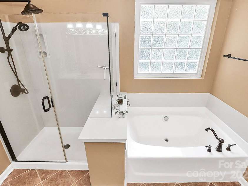 14904 Rosemary Way Drive, Huntersville, NC 28078.  MLS# CAR4266455, YatesRealty ID 20172. Primary Bath