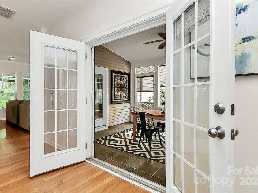 14904 Rosemary Way Drive, Huntersville, NC 28078.  MLS# CAR4266455, YatesRealty ID 20172. Screened courtyard room off the entryway