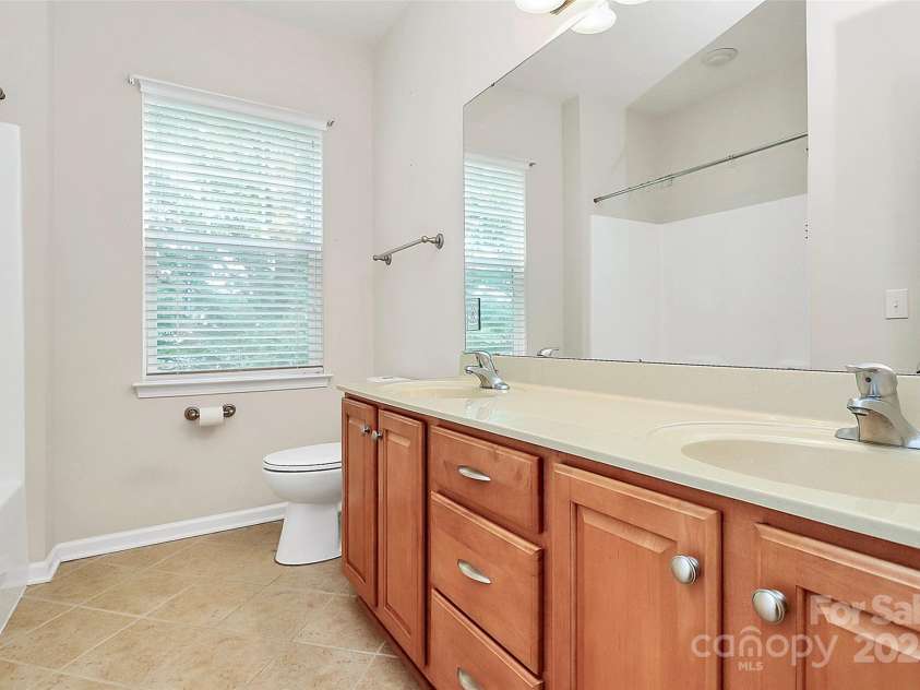 14904 Rosemary Way Drive, Huntersville, NC 28078.  MLS# CAR4266455, YatesRealty ID 20172. Upstairs hall bath- double vanties