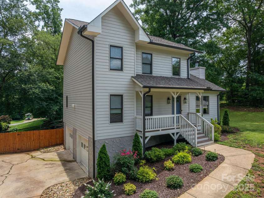 1256 Canseco Lane, Hickory, NC 28602.  MLS# CAR4266894, YatesRealty ID 20175. 