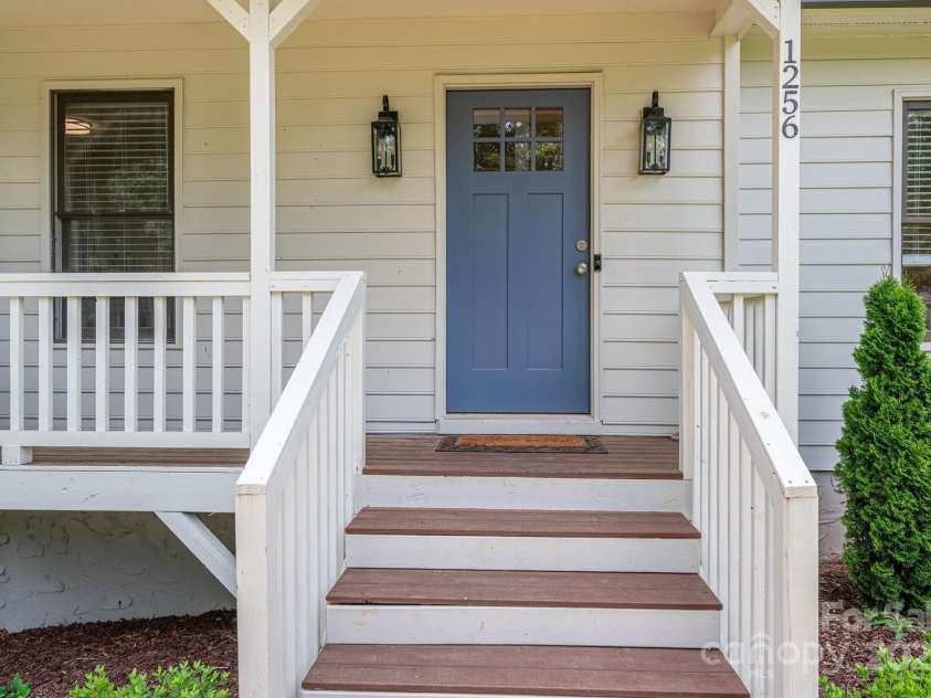 1256 Canseco Lane, Hickory, NC 28602.  MLS# CAR4266894, YatesRealty ID 20175. 