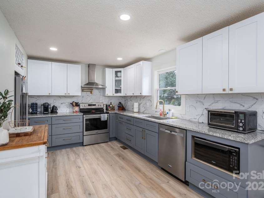 1256 Canseco Lane, Hickory, NC 28602.  MLS# CAR4266894, YatesRealty ID 20175. 