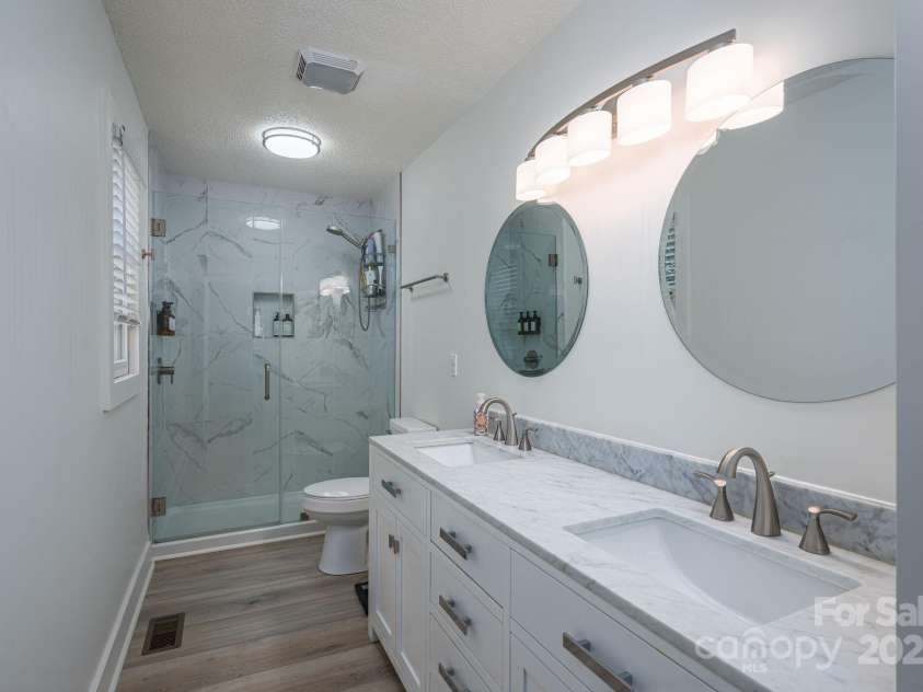 1256 Canseco Lane, Hickory, NC 28602.  MLS# CAR4266894, YatesRealty ID 20175. Master Bath