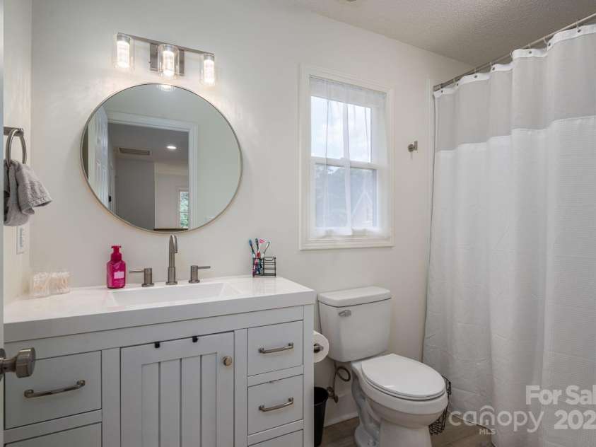 1256 Canseco Lane, Hickory, NC 28602.  MLS# CAR4266894, YatesRealty ID 20175. Upstairs bath