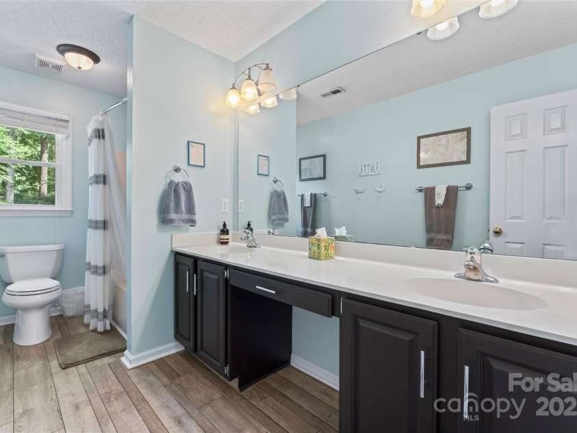 107 Glenmont Court, Mooresville, NC 28117.  MLS# CAR4267304, YatesRealty ID 20176. 2nd Full bathroom on upper level with 2 sinks