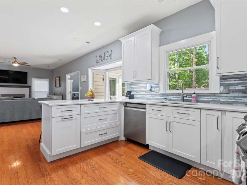 107 Glenmont Court, Mooresville, NC 28117.  MLS# CAR4267304, YatesRealty ID 20176. 