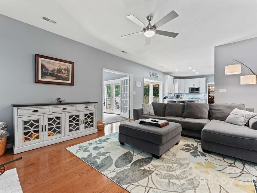 107 Glenmont Court, Mooresville, NC 28117.  MLS# CAR4267304, YatesRealty ID 20176. Great room