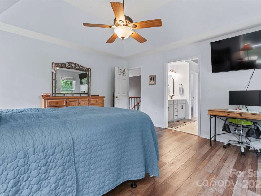 107 Glenmont Court, Mooresville, NC 28117.  MLS# CAR4267304, YatesRealty ID 20176. Primary Suite