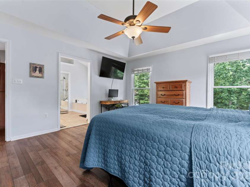 107 Glenmont Court, Mooresville, NC 28117.  MLS# CAR4267304, YatesRealty ID 20176. Primary suite