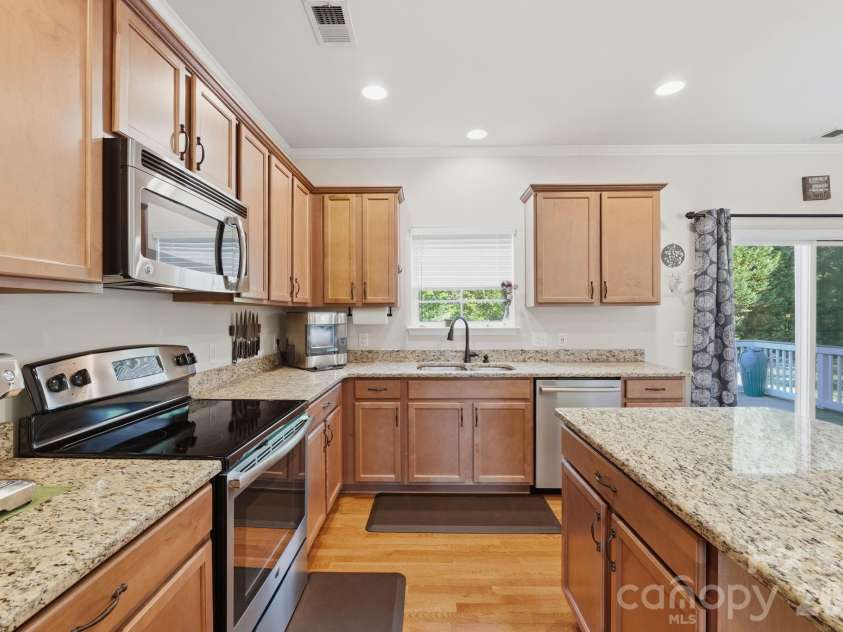9722 Spring Crest Court, Charlotte, NC 28269.  MLS# CAR4360294, YatesRealty ID 20180. Kitchen