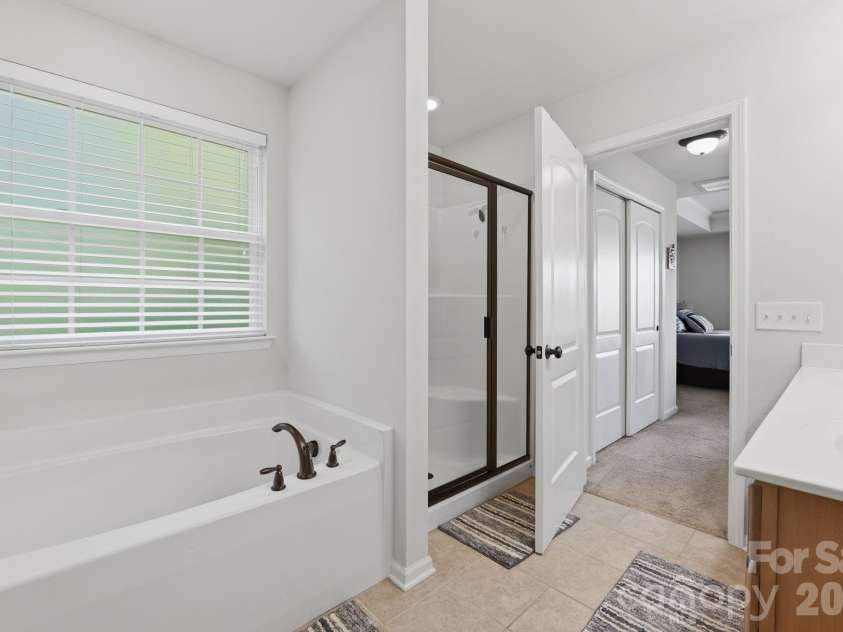 9722 Spring Crest Court, Charlotte, NC 28269.  MLS# CAR4360294, YatesRealty ID 20180. Primary Bathroom