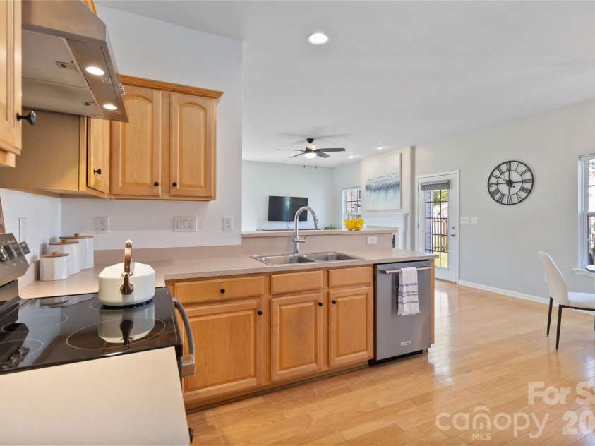 2141 Bluebonnet Lane, Matthews, NC 28104.  MLS# CAR4353561, YatesRealty ID 20181. 