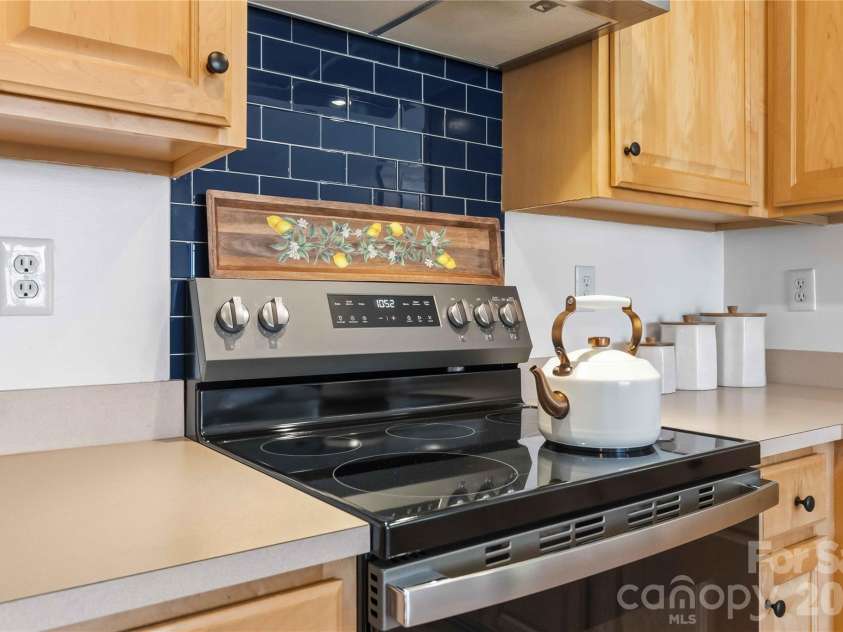 2141 Bluebonnet Lane, Matthews, NC 28104.  MLS# CAR4353561, YatesRealty ID 20181. 