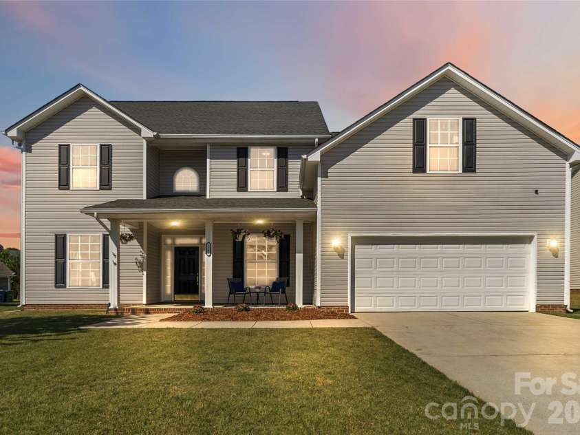 2141 Bluebonnet Lane, Matthews, NC 28104.  MLS# CAR4353561, YatesRealty ID 20181. Welcome Home! 