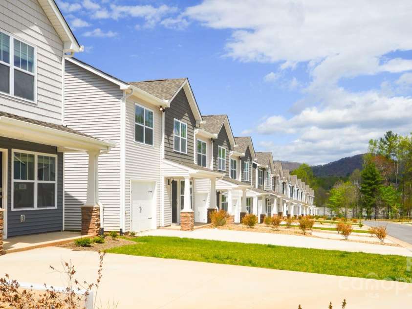 64 Cain Hollow Way, Asheville, NC 28806.  MLS# CAR4259281, YatesRealty ID 20185. 