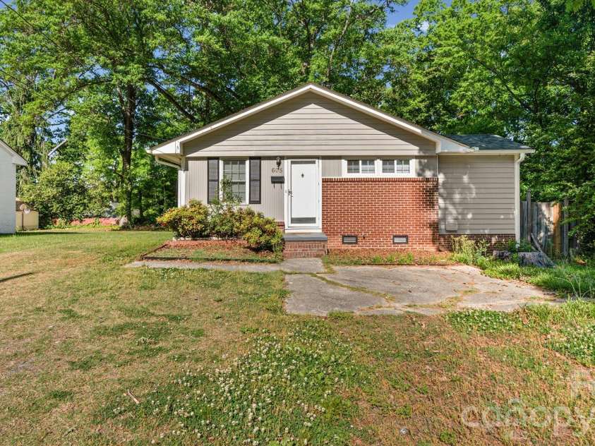 605 Park Terrace, Gastonia, NC 28054.  MLS# CAR4373381, YatesRealty ID 20186. 