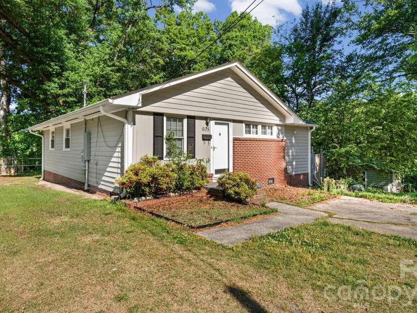 605 Park Terrace, Gastonia, NC 28054.  MLS# CAR4373381, YatesRealty ID 20186. 