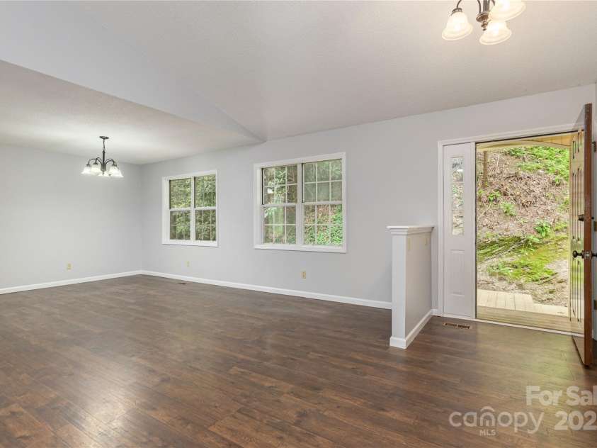 608 Surrey Glen Circle, Hendersonville, NC 28739.  MLS# CAR4264922, YatesRealty ID 20187. 