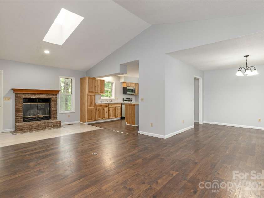 608 Surrey Glen Circle, Hendersonville, NC 28739.  MLS# CAR4264922, YatesRealty ID 20187. 