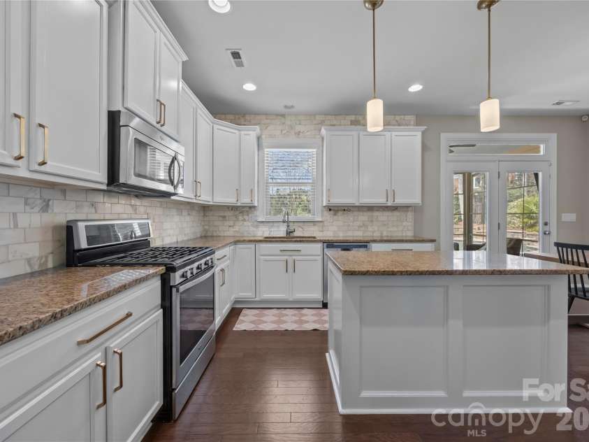 921 Rock Forest Way, Fort Mill, SC 29707.  MLS# CAR4359119, YatesRealty ID 20189. Gas stove top