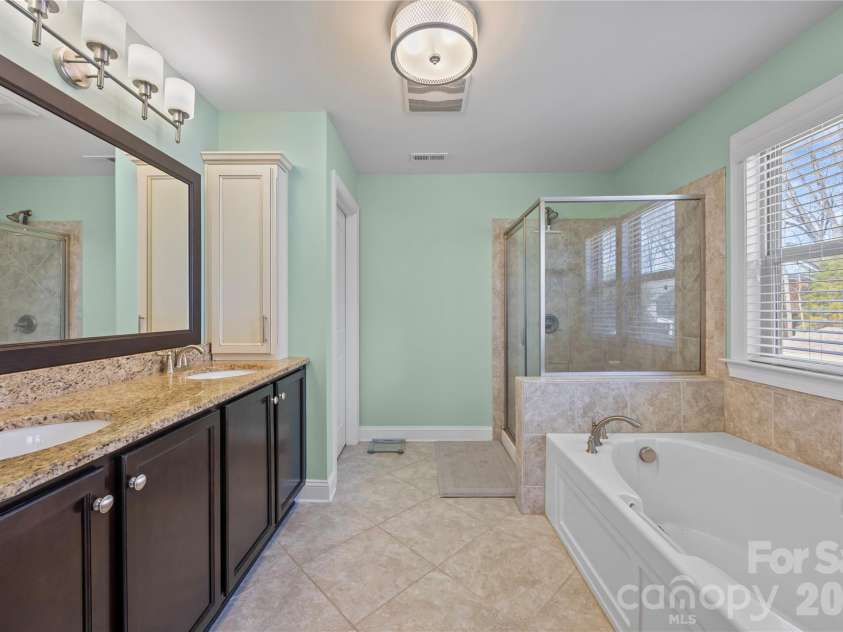 921 Rock Forest Way, Fort Mill, SC 29707.  MLS# CAR4359119, YatesRealty ID 20189. Primary bath