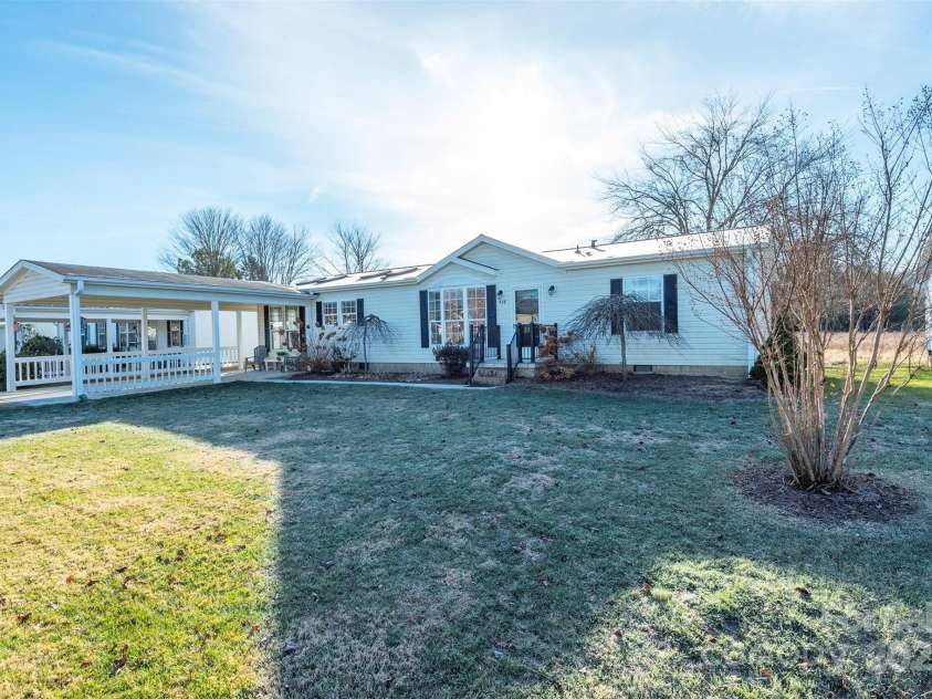 428 Riverwind Drive, Hendersonville, NC 28739.  MLS# CAR4331015, YatesRealty ID 2019. 
