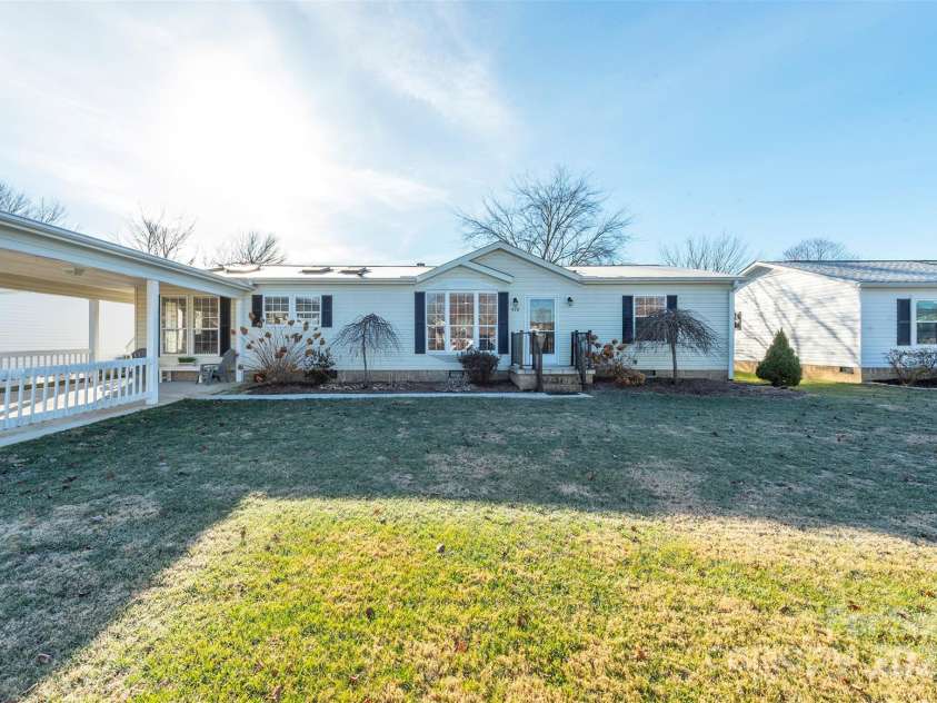 428 Riverwind Drive, Hendersonville, NC 28739.  MLS# CAR4331015, YatesRealty ID 2019. 