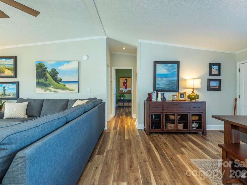 428 Riverwind Drive, Hendersonville, NC 28739.  MLS# CAR4331015, YatesRealty ID 2019. 