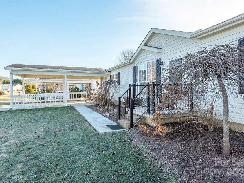 428 Riverwind Drive, Hendersonville, NC 28739.  MLS# CAR4331015, YatesRealty ID 2019. 