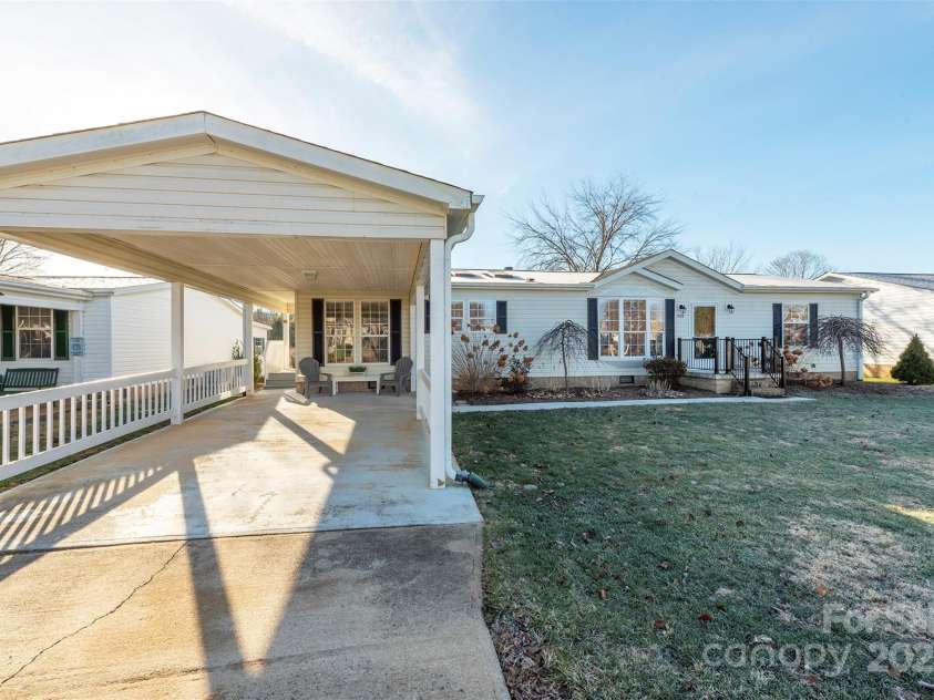 428 Riverwind Drive, Hendersonville, NC 28739.  MLS# CAR4331015, YatesRealty ID 2019. 