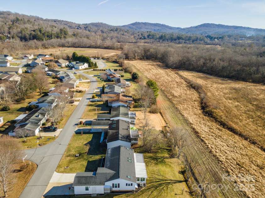 428 Riverwind Drive, Hendersonville, NC 28739.  MLS# CAR4331015, YatesRealty ID 2019. 