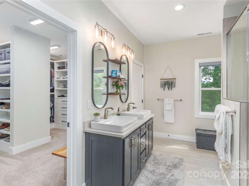 17 Baxter Woods Lane, Candler, NC 28715.  MLS# CAR4267749, YatesRealty ID 20190. 