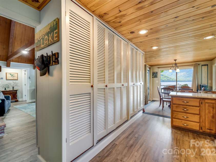 214 Sequoyah Trail, Robbinsville, NC 28771.  MLS# CAR4259902, YatesRealty ID 20195. 