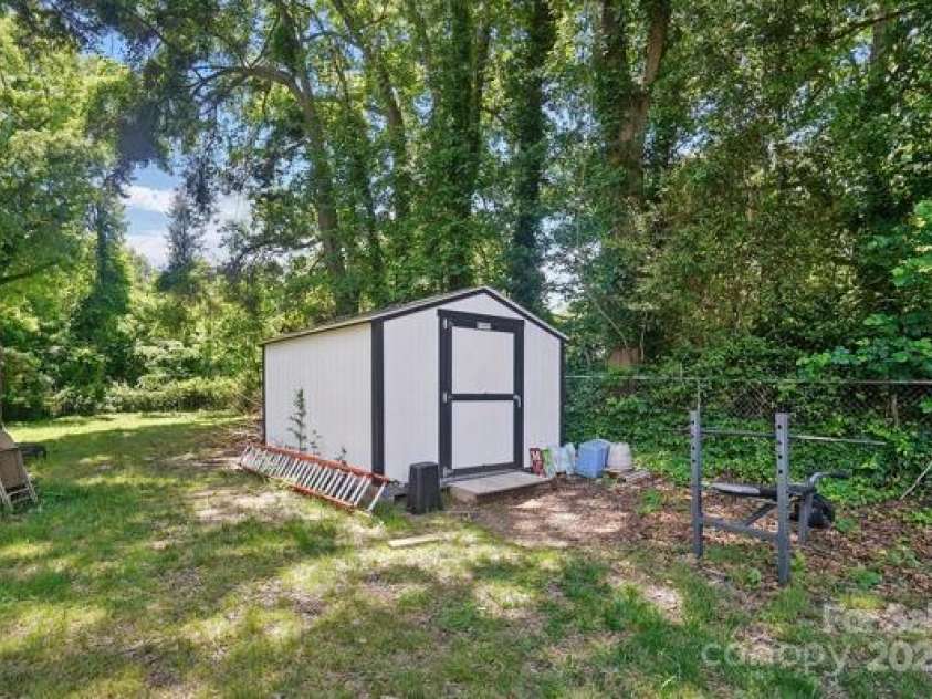 1215 Cardinal Drive, Gastonia, NC 28052.  MLS# CAR4259532, YatesRealty ID 20196. 