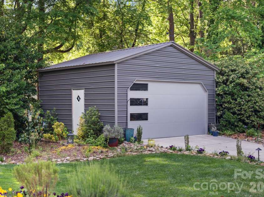 6129 Old Meadow Road, Mint Hill, NC 28227.  MLS# CAR4373275, YatesRealty ID 20198. 