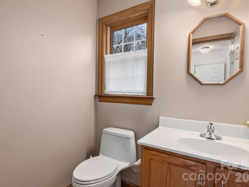 125 Buffalo Trail, Asheville, NC 28805.  MLS# CAR4332345, YatesRealty ID 20200. Half bath on main level