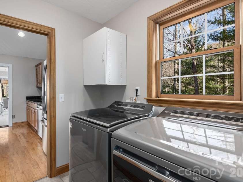 125 Buffalo Trail, Asheville, NC 28805.  MLS# CAR4332345, YatesRealty ID 20200. Laundry on main
