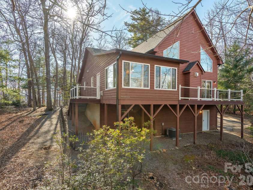 125 Buffalo Trail, Asheville, NC 28805.  MLS# CAR4332345, YatesRealty ID 20200. Nice outdoor space- late Fall