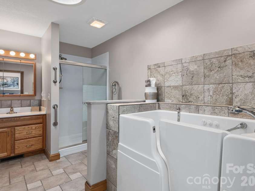 125 Buffalo Trail, Asheville, NC 28805.  MLS# CAR4332345, YatesRealty ID 20200. Primary bath