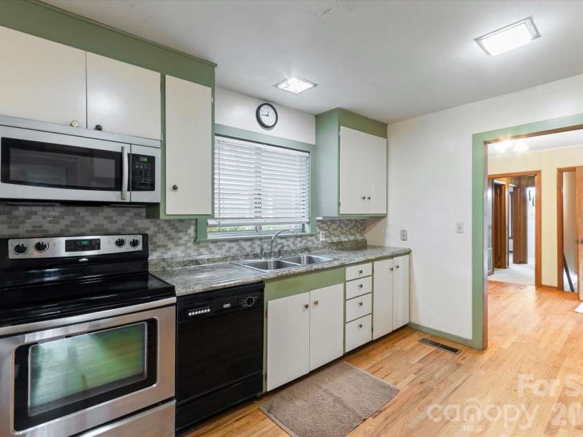 277 Fairlane Road, Columbus, NC 28722.  MLS# CAR4346166, YatesRealty ID 20202. The kitchen flows from front door to dining room.