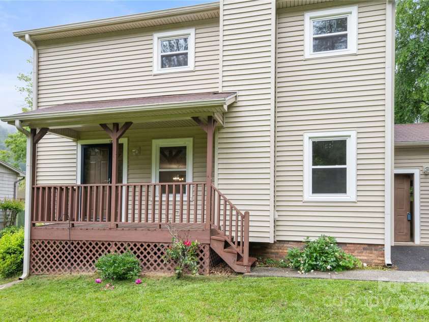 6 Stephanie Lane, Asheville, NC 28805.  MLS# CAR4258540, YatesRealty ID 20202. 